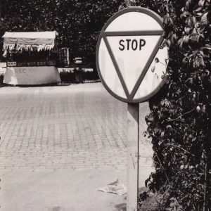 Puesto de venta de recuerdos de Aranjuez y señal de Stop