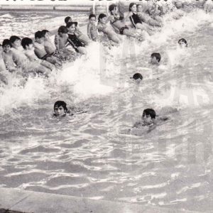 Numerosos niños y niñas durante un cursillo de natación en una piscina cubierta