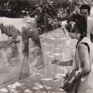 Una pintora pinta un cuadro en el Jardín del Parterre de Aranjuez