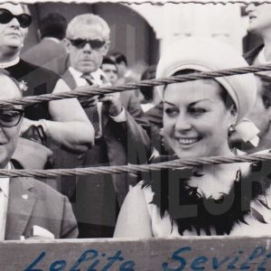 Lolita Sevilla y su marido en durante una corrida de  toros