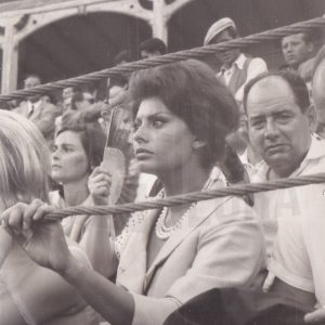 Sofía Loren durante una corrida en la Plaza de Toros de Aranjuez