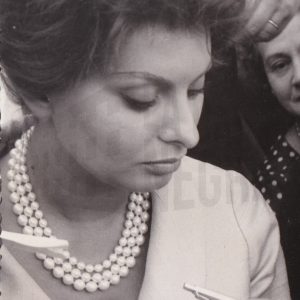Sofía Loren escribiendo durante una corrida en la Plaza de Toros de Aranjuez
