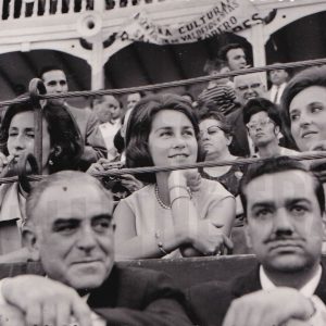 La Princesa Sofía y la Infanta Pilar de Borbón entre el público durante una corrida en la Plaza de Toros de Aranjuez