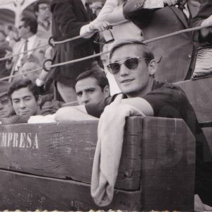 Los futbolistas Ignacio Zoco, Félix Ruiz y Pedro de Felipe en la barrera de la Plaza de Toros de Aranjuez durante una corrida