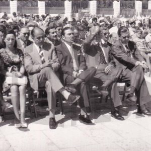 El Alcalde de Aranjuez, Antonio Clavet, concejales y numeroso público en el Patio de Armas del Palacio Real de Aranjuez