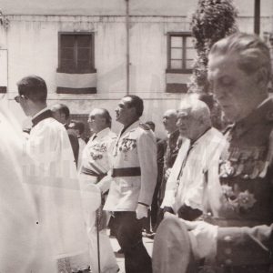 El Alcalde de Aranjuez, Manuel García Moreno, con el uniforme de gala del Movimiento durante una procesión acompañado del varias personas