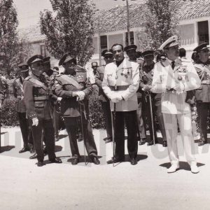 El Alcalde de Aranjuez, Manuel García Moreno, con el uniforme de gala del Movimiento junto a varias personas