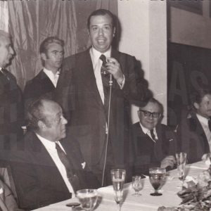 Alocución del Alcalde de Aranjuez, Antonio Clavet, tras recibir una placa como reconocimiento por la construcción de las piscinas del Polideportivo Municipal ante el presidente de la Federación Castellana de Natación, José García Iglesias, el de la Federación Española, Luis Benítez de Lugo, x marqués de la Florida, y otras personas