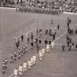 Entrada al césped del estadio Santiago Bernabéu de los jugadores de las selecciones de España e Inglaterra para jugar un partido amistoso de fútbol