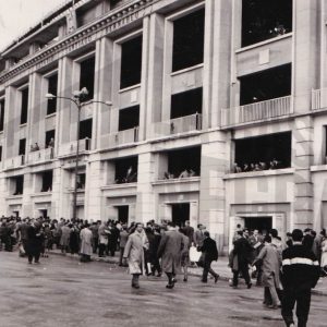 Numerosas personas en el exterior del estadio Santiago Bernabéu