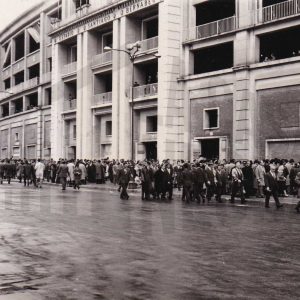 Numerosas personas en el exterior del estadio Santiago Bernabéu