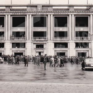 Numerosas personas en el exterior del estadio Santiago Bernabéu