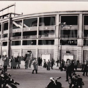 Numerosas personas en el exterior del estadio Santiago Bernabéu