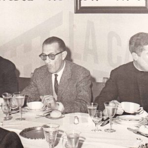 El administrador de Patrimonio Nacional, Cirilo Ramiro Carranza, y el párroco Jesús Haro en la comida con motivo de visita del Príncipe Juan Carlos de Borbón a la fábrica de MAFE en Aranjuez