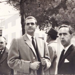 El Príncipe Juan Carlos de Borbón y otras personas durante su visita a la fábrica de MAFE en Aranjuez