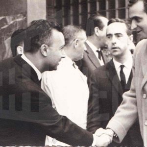 El Príncipe Juan Carlos de Borbón saluda a varias personas durante su visita a la fábrica de MAFE en Aranjuez