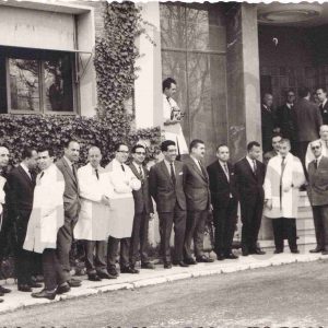 Varios señores  esperan al Príncipe Juan Carlos de Borbón en la fábrica de MAFE en Aranjuez