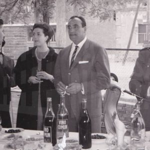 El Alcalde de Aranjuez, Manuel García Moreno, el párroco Jesús Haro y otras personas durante un ágape