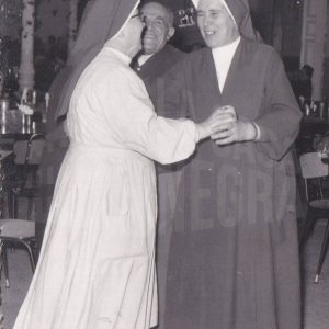 Dos monjas y un señor sonriendo en el asilo de San Isidro de Aranjuez
