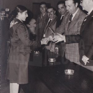 El Alcalde de Aranjuez, Antonio Clavet, entrega un trofeo a Maribel Talavera en presencia de otros señores