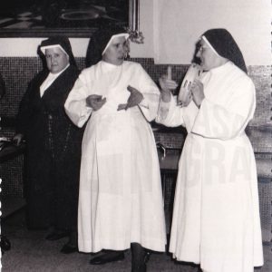 Tres monjas cantando y tocando la pandereta en el asilo de San Isidro de Aranjuez
