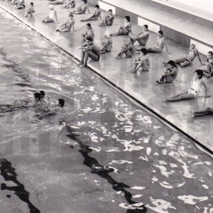 Numerosos niños y niñas durante un cursillo de natación en una piscina cubierta