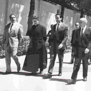 Visita de los ministros José Solís y Gregorio López-Bravo a la fábrica de MAFE (Manufacturas Fotográficas Españolas) en Aranjuez