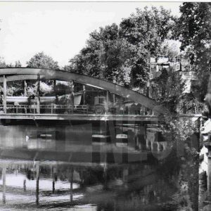 Falúa real trasladada a través del antiguo Puente Barcas al nuevo Museo de Falúas Reales en el Jardín del Príncipe de Aranjuez