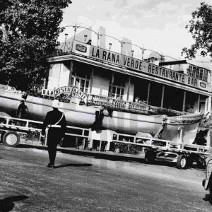 Traslado de una falúa real a su paso por el restaurante El Rana Verde hacia el nuevo Museo de Falúas Reales en el Jardín del Príncipe de Aranjuez