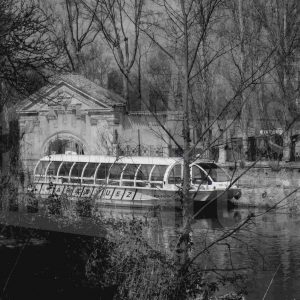 Barco turístico en el Río Tajo frente a la antigua Casa de Marinos en Aranjuez