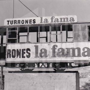 Tranvía publicitario erigido en las cercanías de Seseña Nuevo