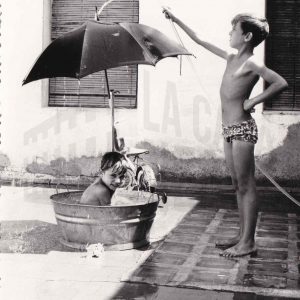 José Luís Talavera y Javi refrescándose con una manguera en verano en Aranjuez