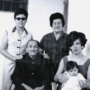 Cuatro mujeres de diversas edades y una niña, todas de la familia de «Los Mangas», en Aranjuez