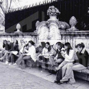 Chicas almorzando en los canapés de piedra de la Plaza Santiago Rusiñol de Aranjuez