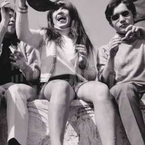 Jóvenes bebiendo y fumando