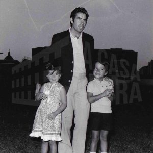 El tenista Manolo Santana con Francisco «Pato» Clavet y una niña