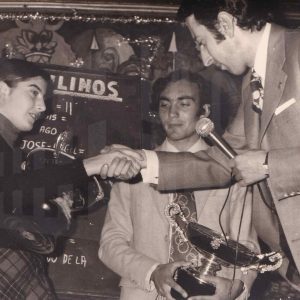 Mejores Deportistas del año 1973 en Aranjuez  Maribel Talavera Gálvez y Antonio Gómez Torres con el periodista Mariano de la Banda