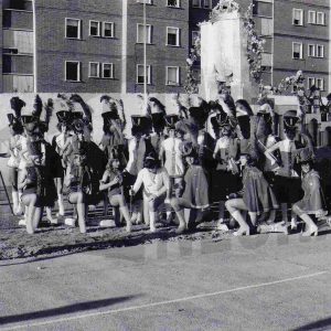Grupo de majorettes junto a una carroza antes del desfile en las fiestas de 1974 en Aranjuez
