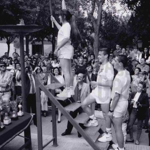 Una atleta enciende el pebetero de las Olimpiadas del Colegio Apóstol Santiago en Aranjuez