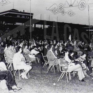 Numeroso público en el mitin de Alianza Popular en el antiguo Campo de Fútbol de Aranjuez con motivo de las Elecciones Generales de junio de 1977