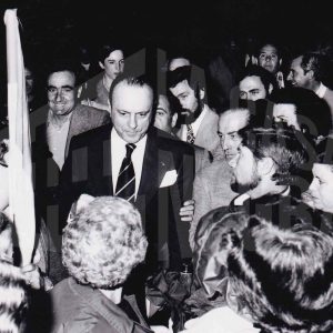Manuel Fraga Iribarne rodeado de asistentes al mitin de Alianza Popular en Aranjuez con motivo de las Elecciones Generales de junio de 1977