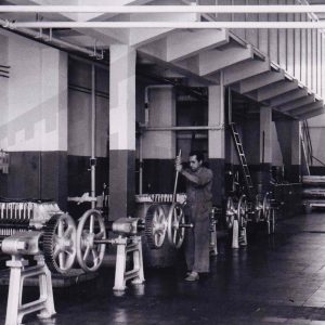 Un trabajador manejando una máquina en la factoría de MAFE en Aranjuez