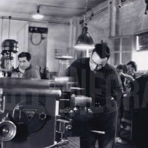 Varios trabajadores manejando máquinas en la factoría de MAFE en Aranjuez