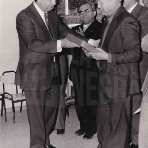 El Alcalde de Aranjuez ofrece un presente a la dirección del Colegio Santiago Apóstol