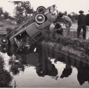 Vehículo accidentado: coche caído en una cacera
