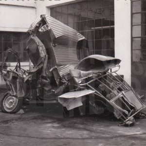 Vehículo accidentado: Furgoneta Citröen 2CV destrozada, en Aranjuez