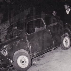 Vehículo accidentado: SEAT 600 volcado en la cuneta