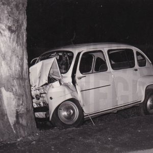 Vehículo accidentado: SEAT 600 contra un árbol