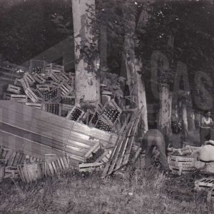 Vehículo accidentado: camión cargado de bebidas contra un árbol en Aranjuez