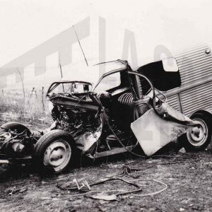 Vehículo accidentado: Furgoneta Citröen 2CV destrozada